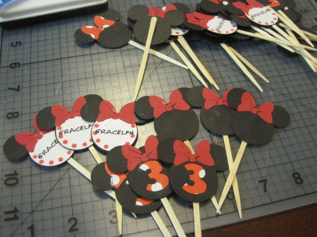 私の歴代推しピック付きケーキで誕生日のお祝いしてくれた！一本一本想いを語りながらぶっ刺したよ、アクスタ全部並べればよかった遠くから会いに来てくれた友人たち愛でしかない🎂 手作りピックたちは永久保存する、宝物🫶🏻誕生日４月だけど誤差だよね