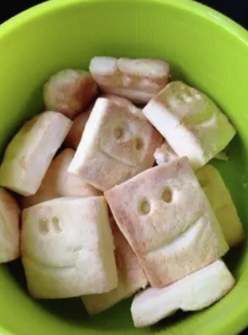 片栗粉、砂糖、バターのみ‼️ ポリ袋とフライパンで簡単に作れるおやつを考えました🍪🧡💛 🌟 香ばしザクほろクッキー🌟 ・片栗粉 60g・バター 40g ・さとう 20g ポリ袋でマヨネーズ状になるまでよく混ぜ、フライパンに生地を均一の厚さに入れ弱火で周りが茶色っぽくなる