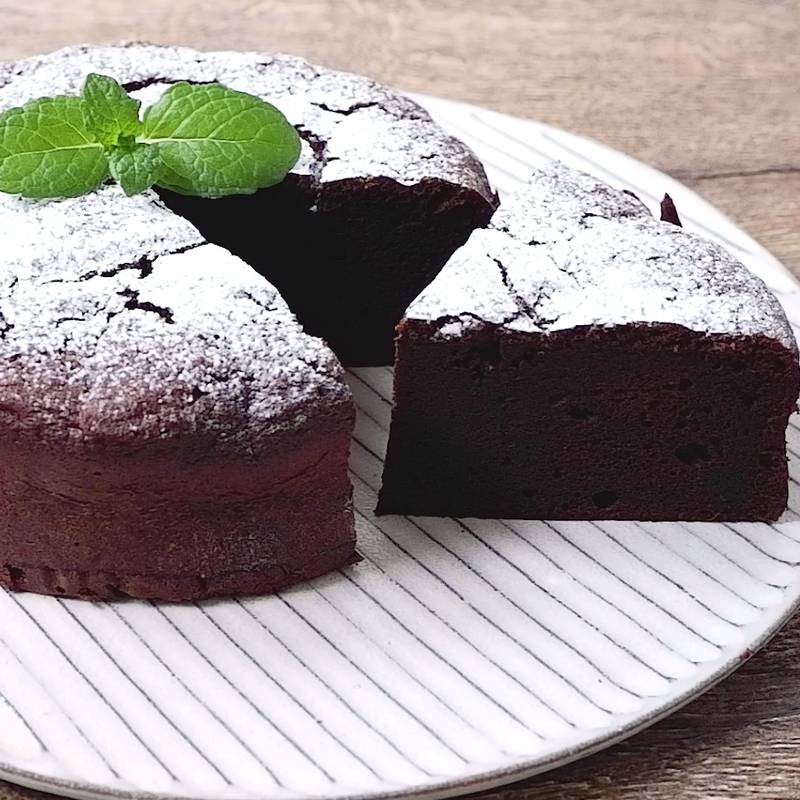 材料３つで10分で完成！レンジで人気のしっとり濃厚ガトーショコラの簡単レシピ。生クリームなし！小麦粉なし！ - つくりおき食堂