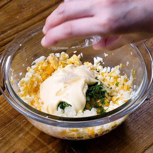 チキン南蛮の作り方です！！子供にもめっちゃ人気で、本当にたくさんの人が作ってくれているので、まだの方、ぜひ作ってみてください❣️❣️サラダを用意して、レンチンタルタルソースを作って、鶏の唐揚げを10分で焼いて、甘酢ダレをからめたらできあがりです