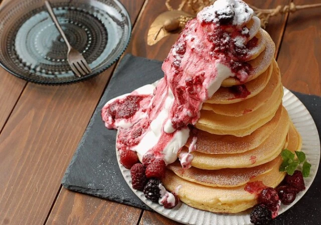 業務スーパーで買った「1キロのホットケーキミックス粉」を全部使って巨大パンケーキを作ってみた！ コストはトータルで約1000円ロケットニュース24