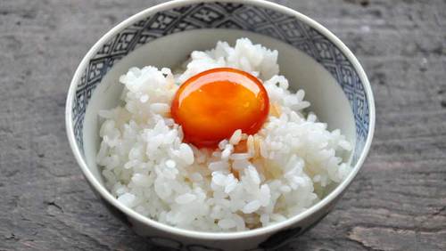 給料日前にも！レンジで「天かすの卵とじ丼」