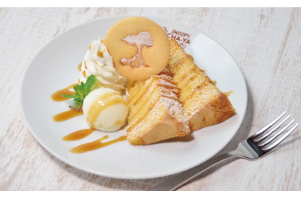 白いお皿に盛り付けられた苺のシフォンケーキの写真素材77721162- PIXTA