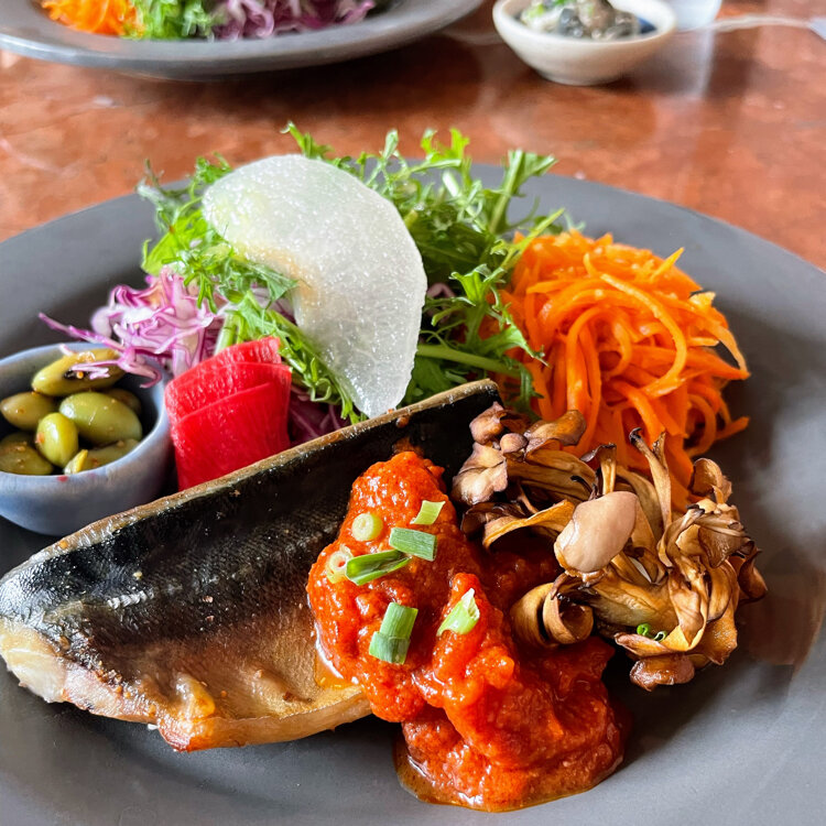 電車と電車の間でランチ！？世界一電車が近すぎるレストラン！神田万世橋 RESTAURANT PLATINUM FISH プラチナフィッシュ-ゆるいくじ