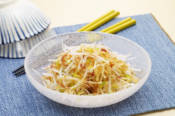 カリカリ食感♪かつお節が美味しい大根サラダ🥗ちりめんじゃこをごま油と一緒に レンジでチン❣️ カリカリになったじゃこをたっぷり かけた和風の 大根サラダです🥗 ドレッシングは かつお節を散らした上から かけるとかつお節の香りが より高まり美味しいです
