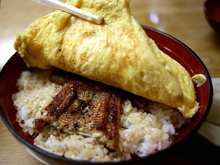 卵４つ使用！器からはみ出る ふわぷるのだし巻き玉子 - 京都 柳馬場 ほん田亭