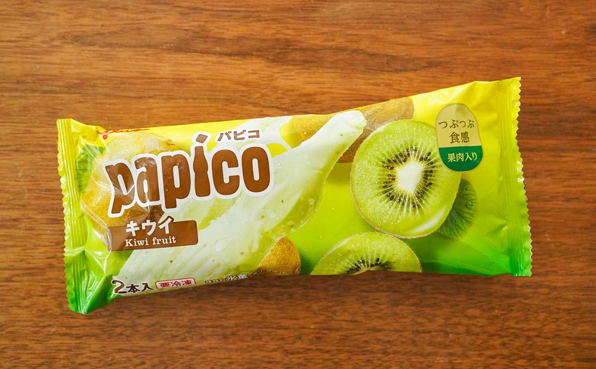 パピコCM出演中の堀田真由と、スキンケア商品のように見えるパピコ＜ホワイトサワー®️濃い味＞がお風呂上がりを演出まるでハイブランドスキンケアを彷彿させる高級感溢れる屋外広告が完成江崎グリコ株式会社のプレスリリース