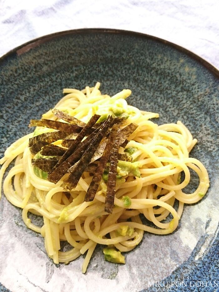 アボカドとみょうがのめんつゆパスタ