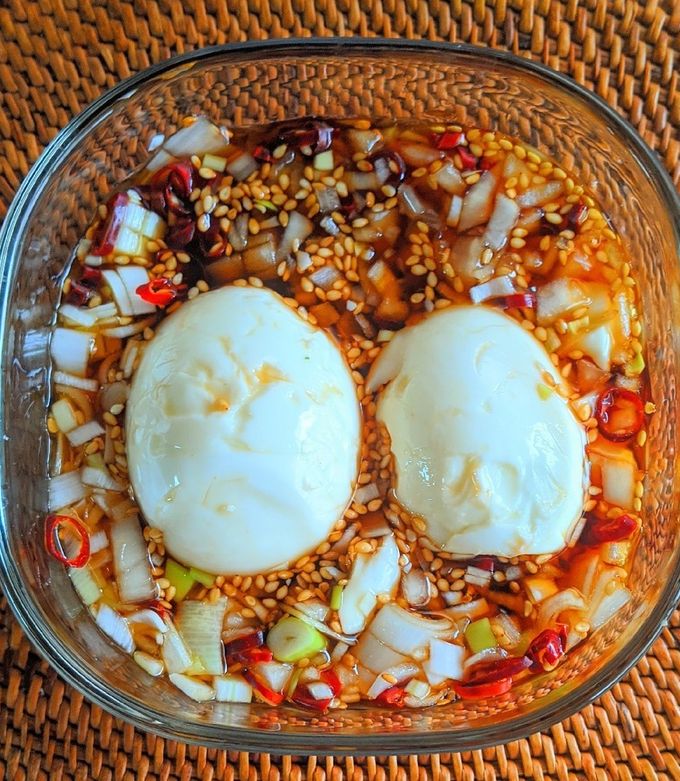 ゆで卵の醤油漬けの人気レシピ。ネギだれに半熟煮卵が美味しい♪韓国の麻薬卵カライチ