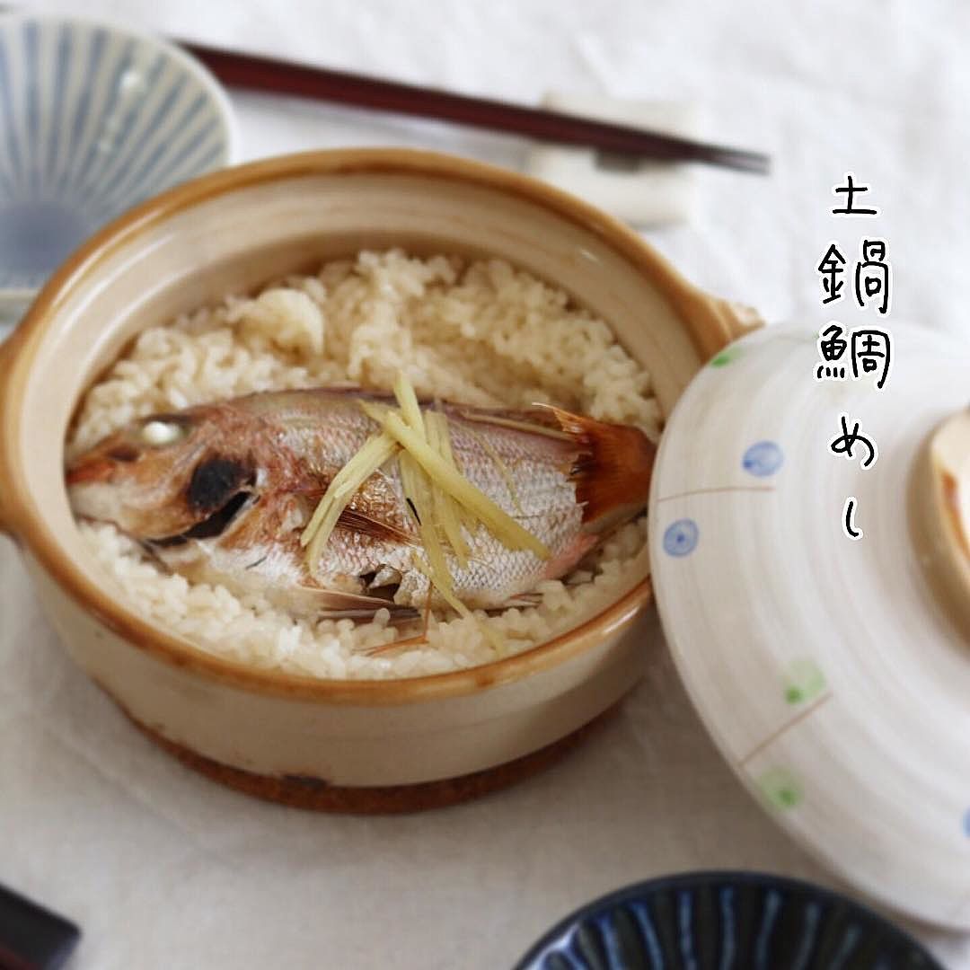 土鍋で『鯛めし』香ばしさと鯛のうま味が魅力の料理。三枚におろさず、鯛に焼き目をつけ炊き上げる方法もありますが、今回は三枚におろし霜降り 湯通し をして炊き上げます。 理由は食べやすさ。おろさずに炊き上げると見栄えはいいですがちょっと食べにくいのが難点。そこで三枚におろし、下処理をして炊くことで食べやすさもあり、臭みも抜くことができます。 **************************