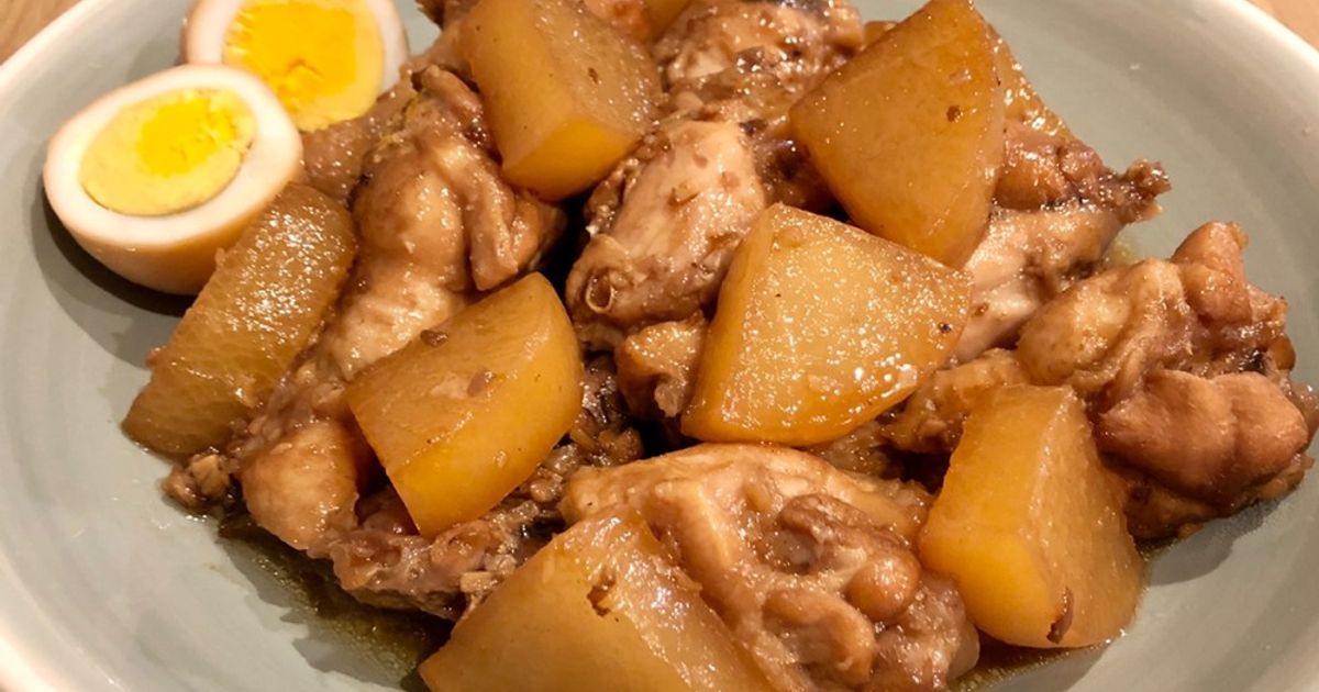 手羽元と卵の煮込み隠し味にバルサミコ酢💗〇材料 手羽元 6本 ゆで卵3つ 大根 入れなくても🙆‍♀️ 1 4本 ＊水 200cc ＊醤油はちみつ 酒 各大さじ2 ＊バルサミコ酢 ひと回し 100cc位＊おろし生姜 小さじ1 1.手羽元は酒に漬けて表面だけを湯通しする 2.鍋に1の手羽