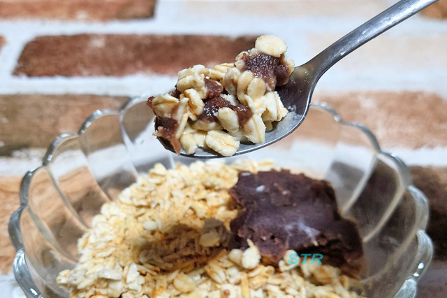 ホムロ▽3 9『オートミールやせレシピ』本発売！きな粉ミルクのオーバーナイトオーツ ✴︎オートミールはインスタントオーツ使用日食プレミアムピュアオートミール ⁡ ※オーバーナイトオーツ → オートミールを牛乳やヨーグルトに浸して 一晩置いて、食べる方法 ⁡ もう