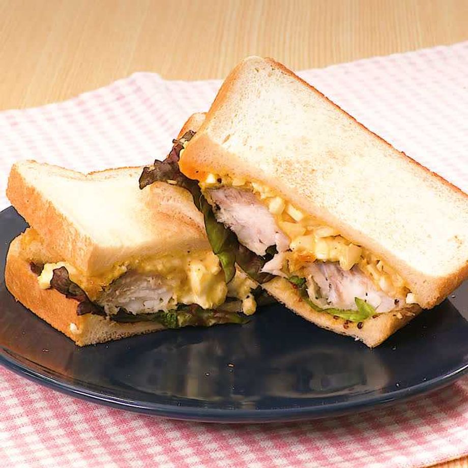 いぶりがっこタルタルで、ハムアボカド折るサンド 最近、タルタルソースにはまってます。いぶりがっこのタルタルソースが美味しいと話題で気になっていたので、ネットで購入。 すごい❗️燻製な味が口の中で広がる美味しさ❗️ 4年くらい前に、初めて近くの燻製料理の