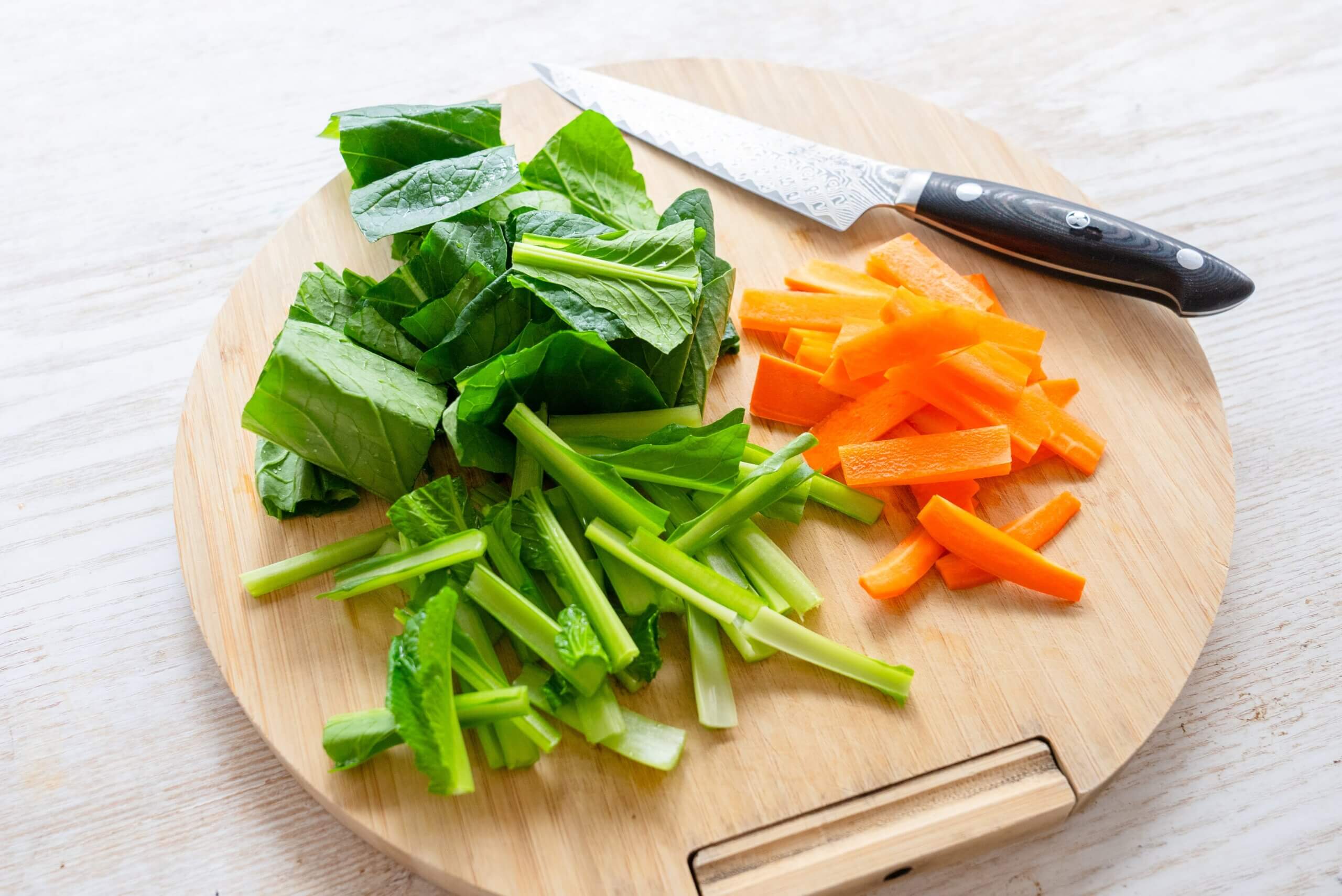 ごはんのおかずにぴったり！ 鶏肉と小松菜のオイスター炒め