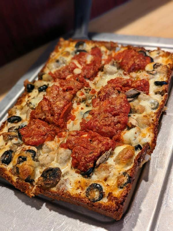 絶品と噂！バンコク「ピザマニア Pizza Mania 」のデトロイトピザを食べてみた