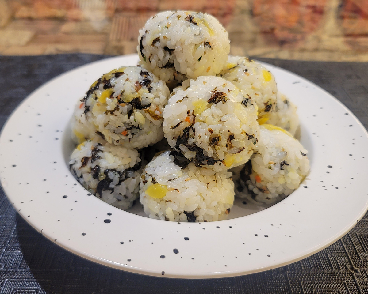 旨可愛い！韓国式おにぎり作り方 チュモクパプの簡単レシピ日本のおにぎりとの違い - YouTube