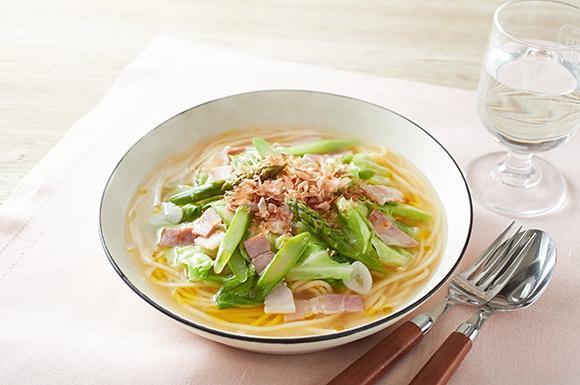 むべ」の実。初めて見たよ。 アケビに似た感じで不老長寿の言い伝えのある縁起の良い果物だそう。パッションフルーツから酸味を抜いたような、ほんのり優しい甘さです。むべむべの実日常