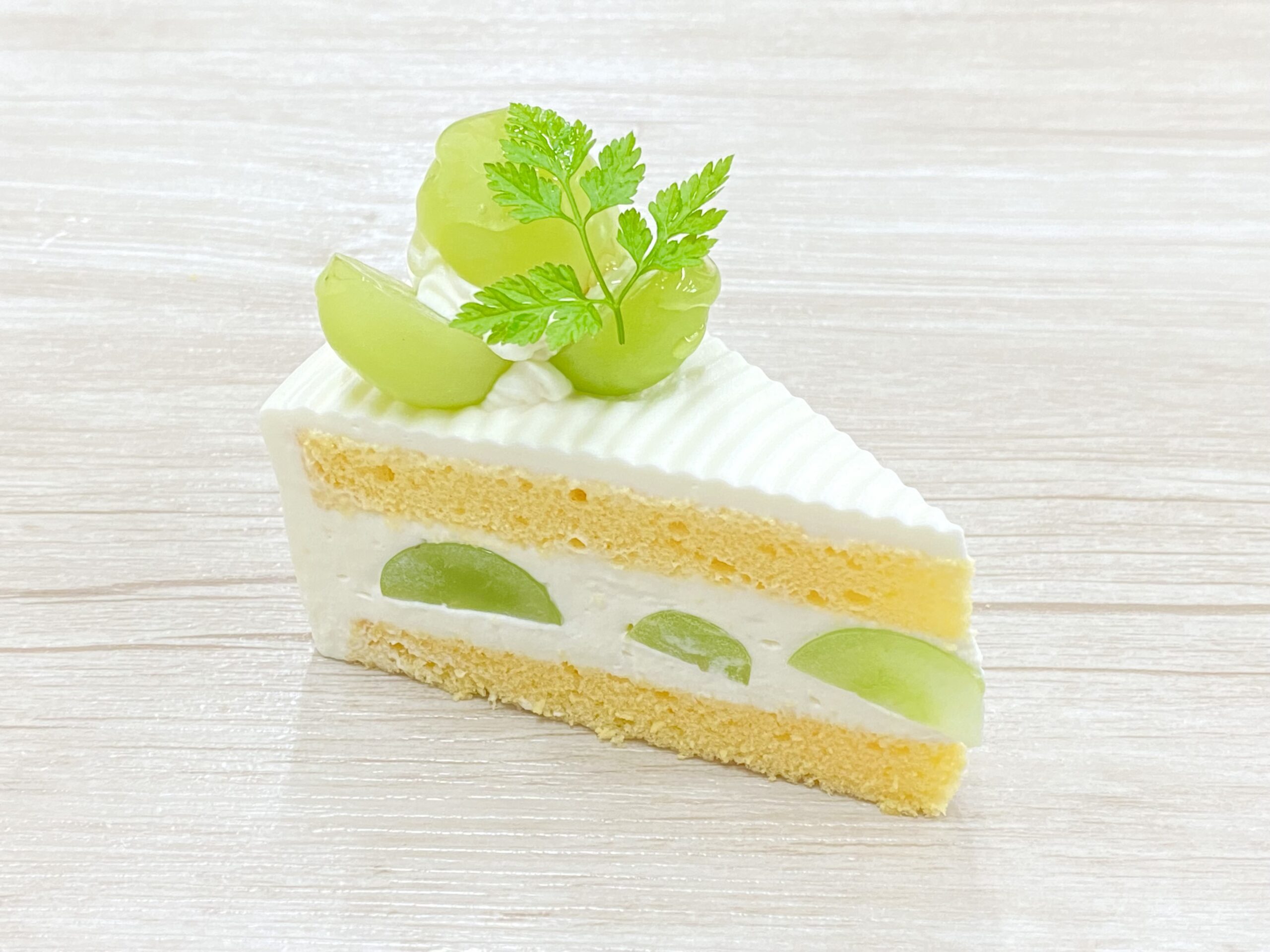 シャインマスカットと苺のショートケーキYATSUDOKI