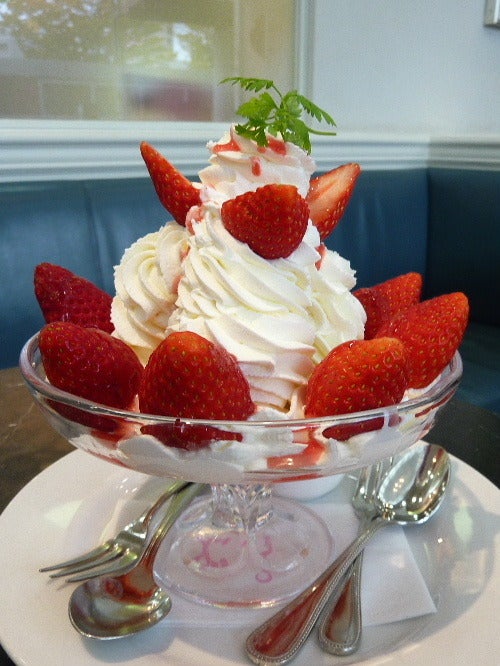 1か月限定で復活！「銀座コージーコーナー」のビッグな苺パフェ「ストロベリーシャンテリー」 - 銀座・有楽町 カフェ