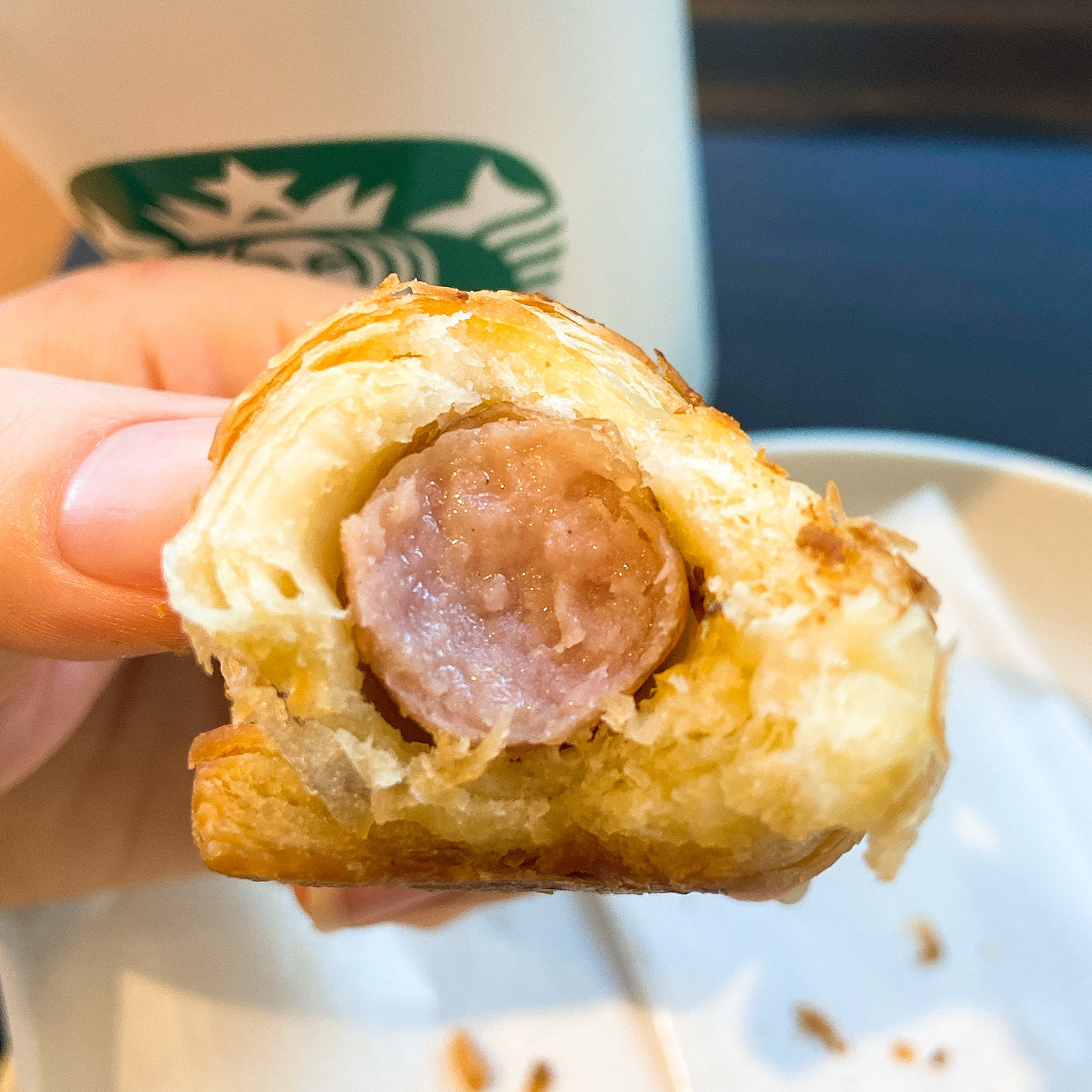 スタバ あらびきソーセージパイ Sausage Roll 三が日の朝一スタバ 散歩の途中に寄った 特定の食べ物を頼めば ワンサイズアップしてもらえるラッキー ◇スタバスターバックス三が日あらびきソーセージパイソーセージパイモーニングルミネ北千住北千住駅