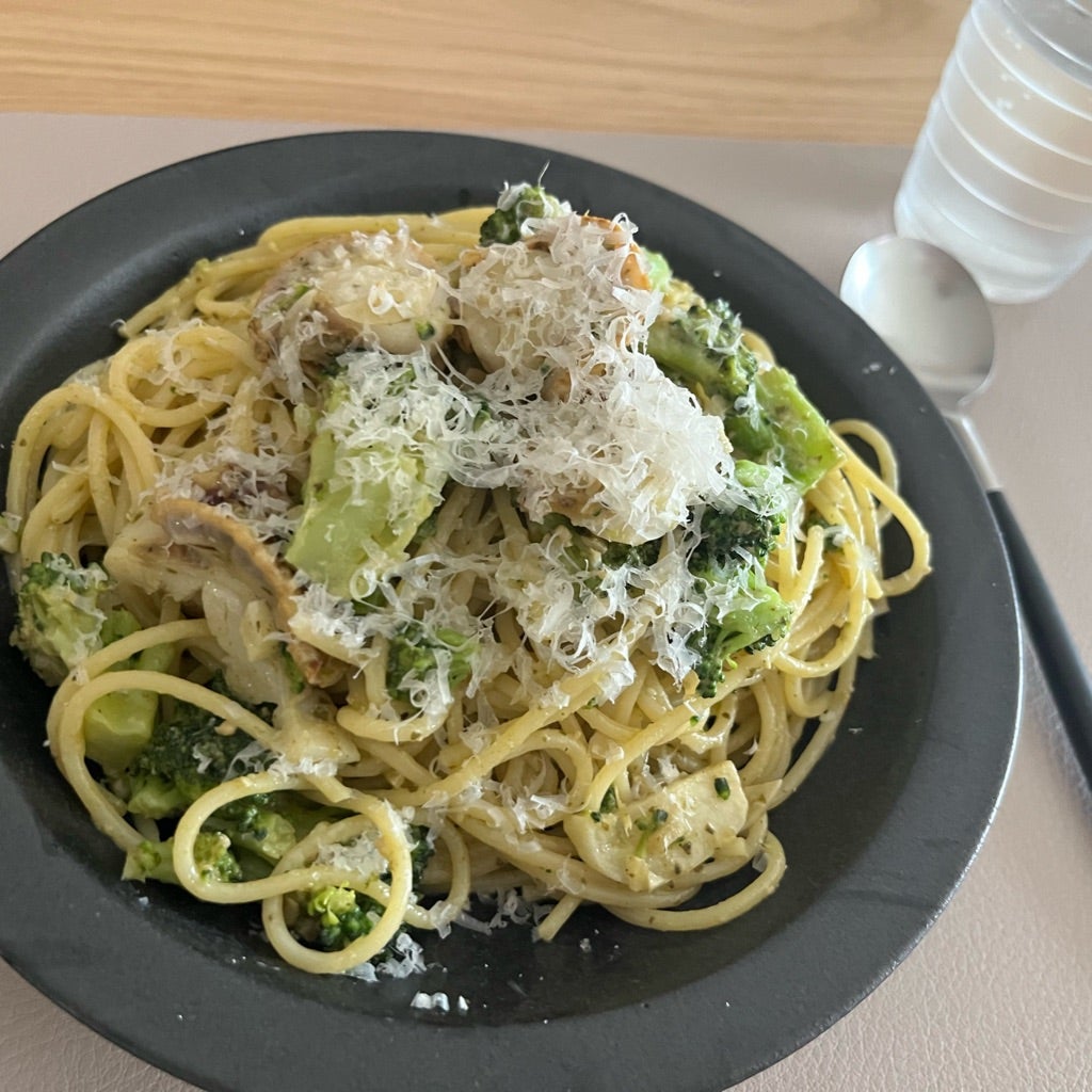 こんばんは🍀 コストコで買ってきて、美味しかったもの🐼💕 バリラジェノベーゼソースの唐辛子入り🌶️ でもほんのり辛いくらいかな〜👀個人的にはもうちょい辛くてもいいくらいですが、家族で食べるならちょうどいのかも👍 オリーブオイルでトマトを炒めて、この