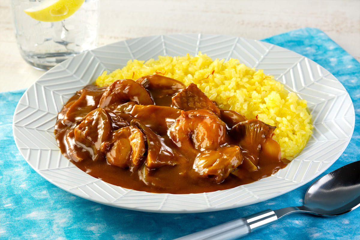 シーフードカレー蕎麦✨ 冷凍のシーフードミックスは解凍して酒で軽く臭みを消します！ 麺つゆにカレーフレークをお好みの量で！シーフードミックスと油揚げを入れて少し煮込みます✨茹でた蕎麦にかければ完成✨ シーフードと出汁香るカレー蕎麦🥢 アウトドアに万能す