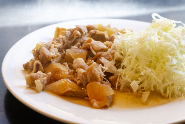 この前「黄金生姜」をいただいた時に、真っ先に思いついたのは豚の生姜焼きだったので、タモリさんが『タモリ倶楽部』の最終回で披露した タモリ流 生姜焼きの レシピ をネットで検索して、生姜多めで作りました。 豚肉をタレに絡めてから焼くと肉が硬くなるそうで、この