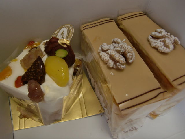 カフェベルアメール 自由が丘秋の味覚を楽しむ「モンブランパフェ」 マロンアイス、ホワイトチョコ クリーム、ブドウのジュレを重ね、トップにはメレンゲ、マロンクリーム、バニラアイス、渋皮栗をのせたモンブラン仕立てのパフェです。栗尽くしで、最後まで存分に栗