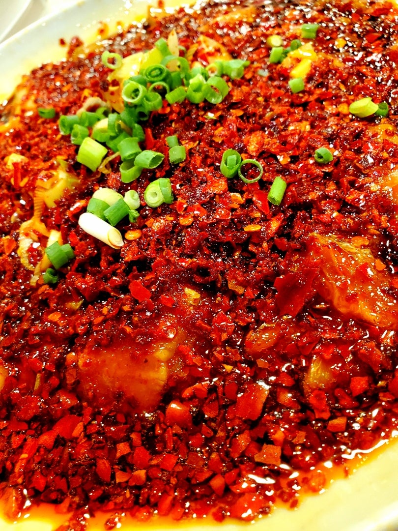 赤い麻婆と黄色の麻婆の食べくらべ！ビリっと辛いけど旨味も深い絶品中華だ