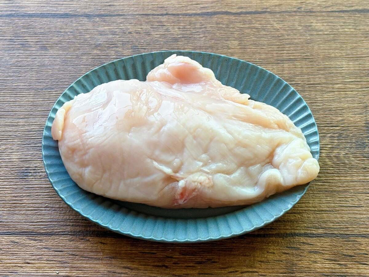 今日のお弁当﻿ ﻿ 今日は 鶏胸肉の照り焼き弁当 です✨﻿ ﻿ 指原莉乃さん @345insta が﻿ YouTubeさしはらちゃんねるで紹介していた﻿ 鶏胸肉のレシピを作ってみました♡﻿ ﻿ この鶏胸肉、驚きの美味しさです🥺﻿ ﻿ しかもめっちゃくちゃ簡単✨ 魅力しかない ﻿ ﻿ぜひ指原