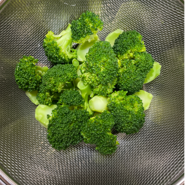 最近なにかと話題のブロッコリー 茹でて食べている方、「蒸し」も試してみてください！ 少量の水を入れてフライパンで蒸すだけ。茹でた時と変わらない美味しさに仕上がります。 使用する水の量が少ない、お湯を沸かす時間が省ける⇒ 結果、短時間で調理できます！時短