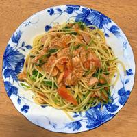 トマトとしめじのたまご中華炒め ・豆苗とツナのおひたし ・玉ねぎとじゃがいものお味噌汁 ・玄米 連日暑く、🍅が食べたくなりスーパーへ 安い豆苗のさらに割引品とセール中のキウイ2個を手に取ってあとは家のストックたちで献立考えたら こんな夜ご飯に🍚🌙 広島で