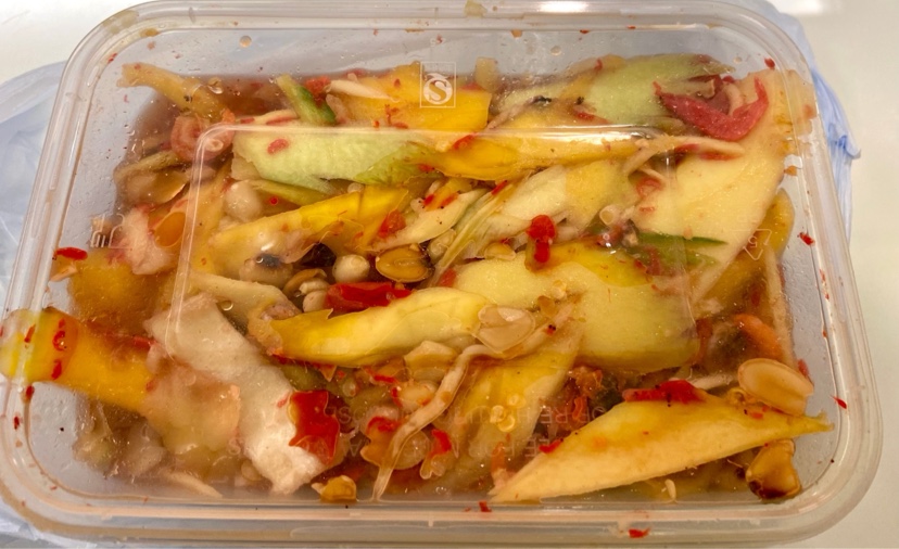 マンゴーと生ハムのカラフルサラダ