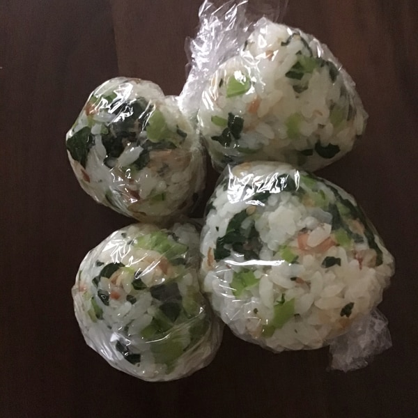 栄養バランス満点の手づかみ離乳食「パプリカときのこのツナおにぎり」 パクパク期 1歳〜1歳6カ月ごろmamaomoi -ママオモイ