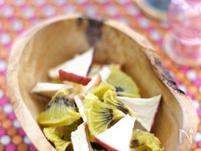 おでかけのお供に◎キウイエイド 🥝 エイドはフルーツを炭酸水で割った、韓国発のフレーバードリンク✨ 今回はゼスプリキウイを使っておいしくヘルシーにアレンジ😋暖かいこの時期にぴったりな、爽やかゼスプリレシピ です🍹 📝材料📝 2人分▷グリーンキウイ 1と1