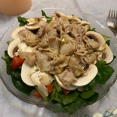 マッシュルームとサラダほうれん草のサラダ