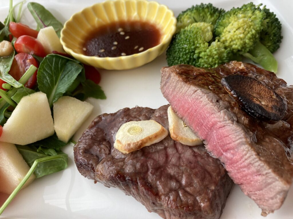 ヘルシオ」の“あぶり焼き”はやっぱスゴい！ 絶品ステーキレシピを動画で伝授 - 価格.comマガジン