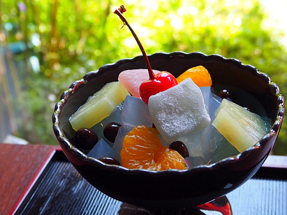 おかげ庵の豆知識 〜“あんみつ”と“みつまめ”の違いって？. 見た目はよく似ている“あんみつ”と“みつまめ”😋どういった違いがあるのかご存知でしょうか👀 . それは、「あんこが入っているかどうか」一般的にあんみつは、みつまめにあんこを入れたもの