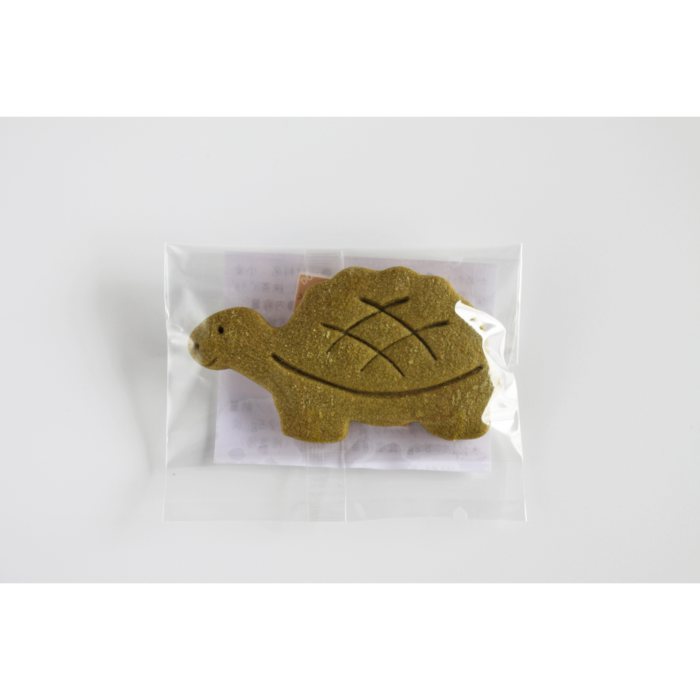 日和佐のお土産で「こがめマカロン」というお菓子をいただきました。 海亀の形 をしていてとても可愛いです！ずっと食べずに置いておきたいですが、そんなわけにもいかず食べさせていただきました・優しい甘さでとカタツムリまいまい