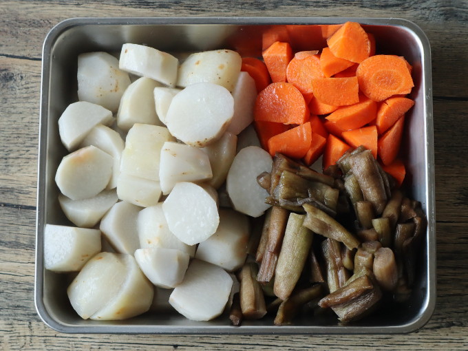 芋がらと人参の煮物 simmered dried taro stems and carrots普段着のごちそう