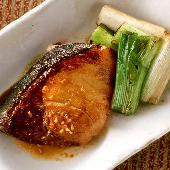 焼き時間はほんの4分。たれを塗りながら照りよく仕上げてぶりの照り焼きスチームクッカーオークス株式会社