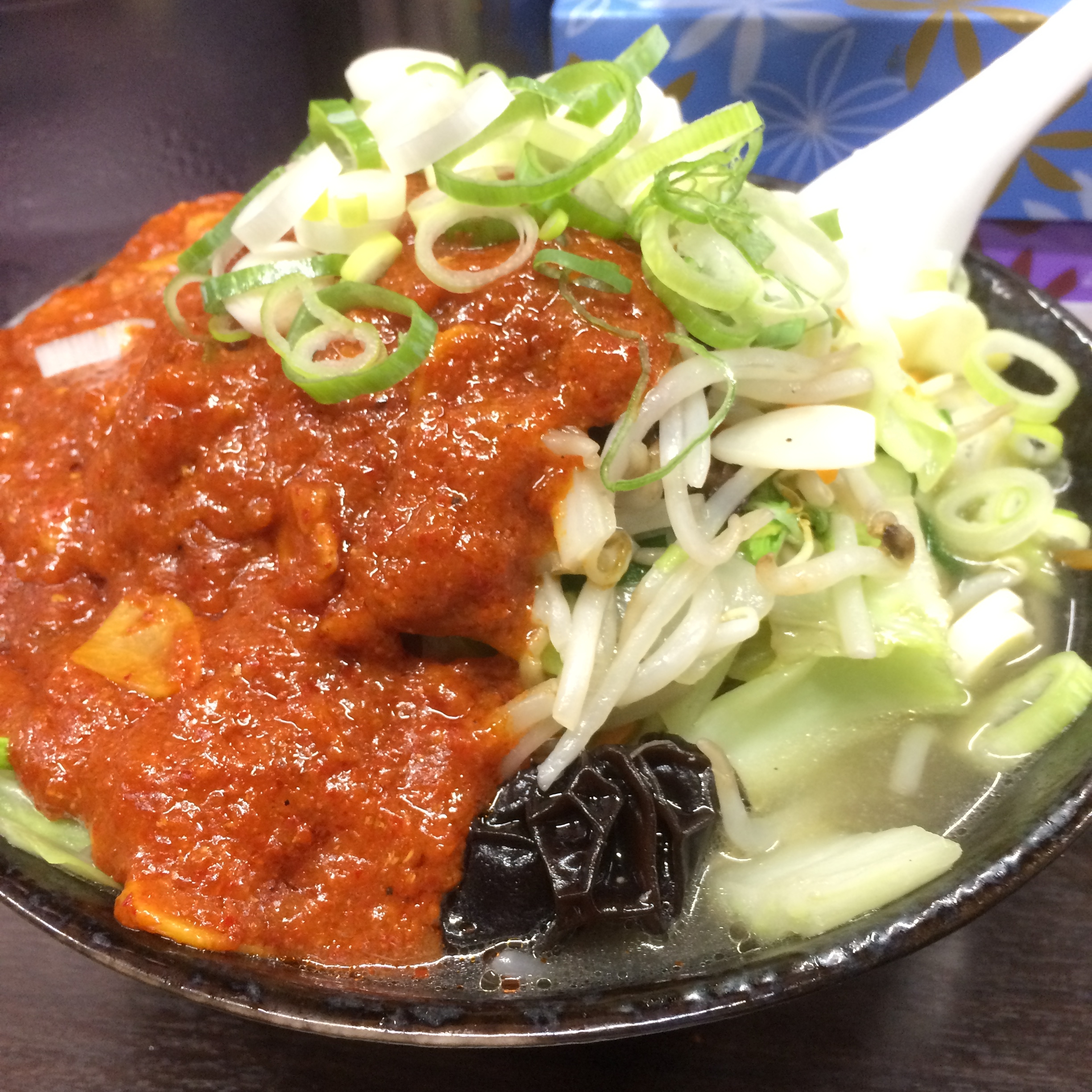 日高屋でアレンジメニュー！ 野菜たっぷりタンメン 麺大盛り ばくだん炒めのせ 味玉、ネギトッピング！ 1570円！vol.満点で辛味の聞いたラーメンになりました！ 今度はニラレバ炒めをのせてみようかな