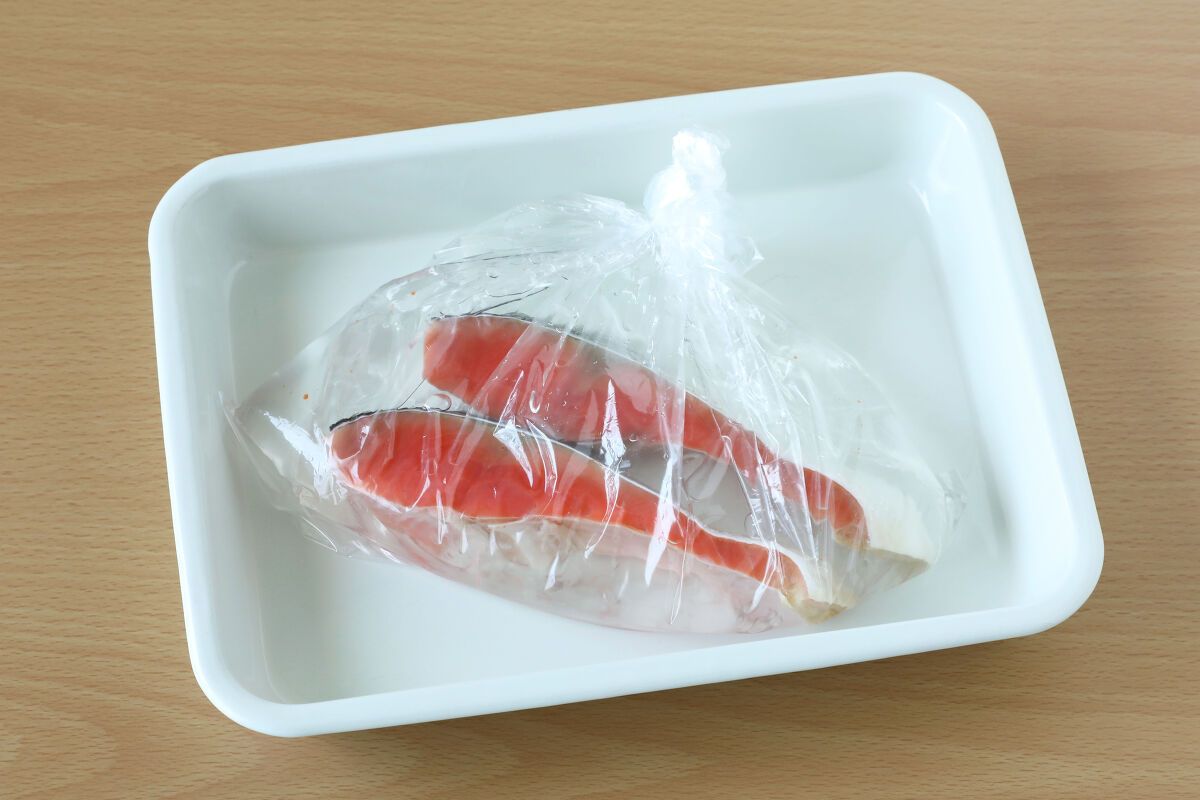 塩蔵8日目。極寒で二日酔いの朝。 塩を洗い流して塩抜き開始。 今日から朝、夕1日二回水替えして何日か。 水は魚重量5倍くらいの50リッターにしてみた。美味しくなりますように。記録鮭の山漬け山漬け初挑戦ヒロズキッチン不安しかない