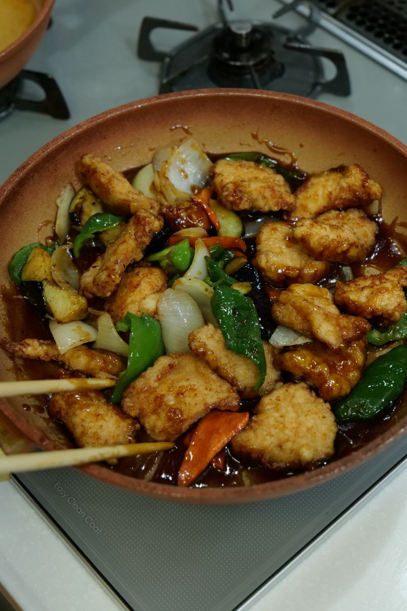 鶏胸肉とナスの黒酢南蛮✨@kyounoouchigohan さんの投稿をお借りしました❕ ・ ＼優勝レシピ付き 揚げないから楽ちん！鶏むね とじゅんわり茄子の黒酢南蛮漬けができました。 ㅤ ちょっとこれ、、 ㅤ 最近で一番やばいですㅤ さっぱり&濃厚なたれで ㅤ 食欲が