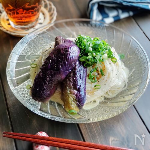 白茄子と冷しゃぶの塩レモンそうめん @yao_oihara_farmars_market のお野菜レシピ🥦🍅🧅 白茄子@nasu.yukifarm 白茄子は加熱すると、お箸で持てないくらいとろっとろに🤤 甘味が強く、えぐみが少ないため食べやすいと言われています☺️今回、茄子の加熱はレンジで簡単