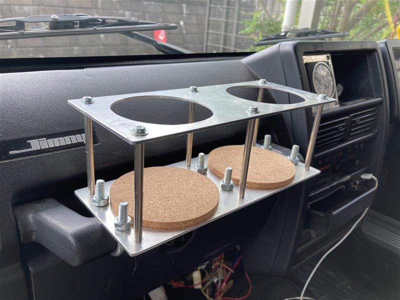 DIY ハイエースのセンターコンソールにドリンクホルダーテーブルを自作～ドライブを快適に♪～レガの快適ハイエース カスタムDIY記