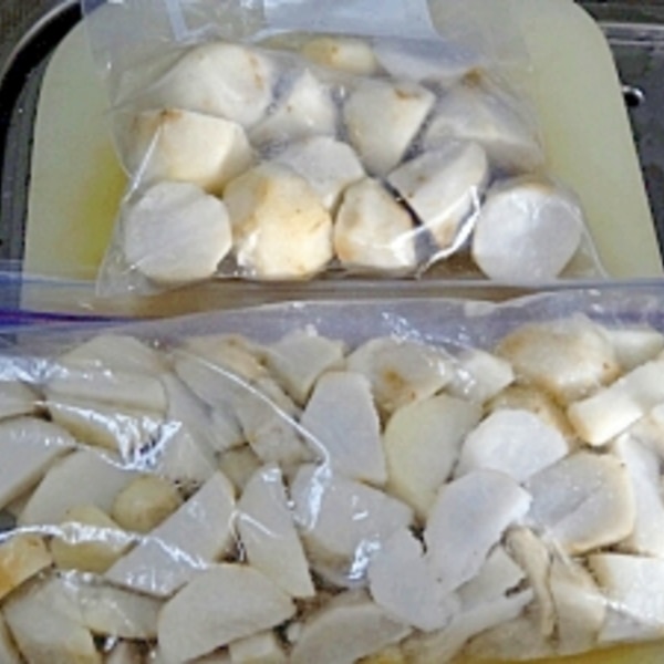 里芋はレンジで下ごしらえがおすすめ！簡単に皮むきする方法をプロが解説 - macaroni