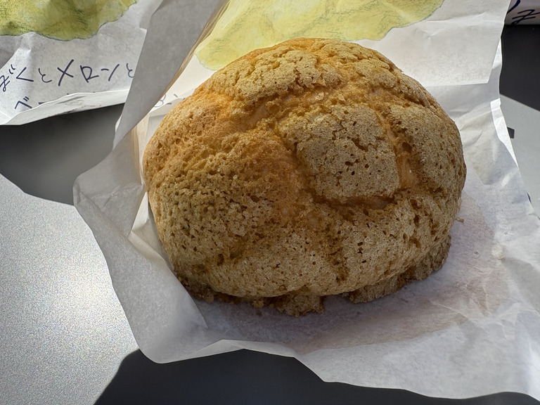 🍈行列・完売必至の超人気メロンパン🍈@道の駅常総, ☑︎𝕔𝕙𝕖𝕔𝕜☞まきまき🍽𝕔𝕒𝕗𝕖 @makimaki_cafegram,圏央道常総インターチェンジを降りてすぐ、国道294号沿いにある「道の駅常総」🚗その中のベーカリーへ🐼, ・,さくさくな「ぼくのメロンパン」に、1番人気の「カスタードメロンパン」🍈、期間限定のいちごやチョコのメロンパンまでいろいろ買っちゃいました🩷,