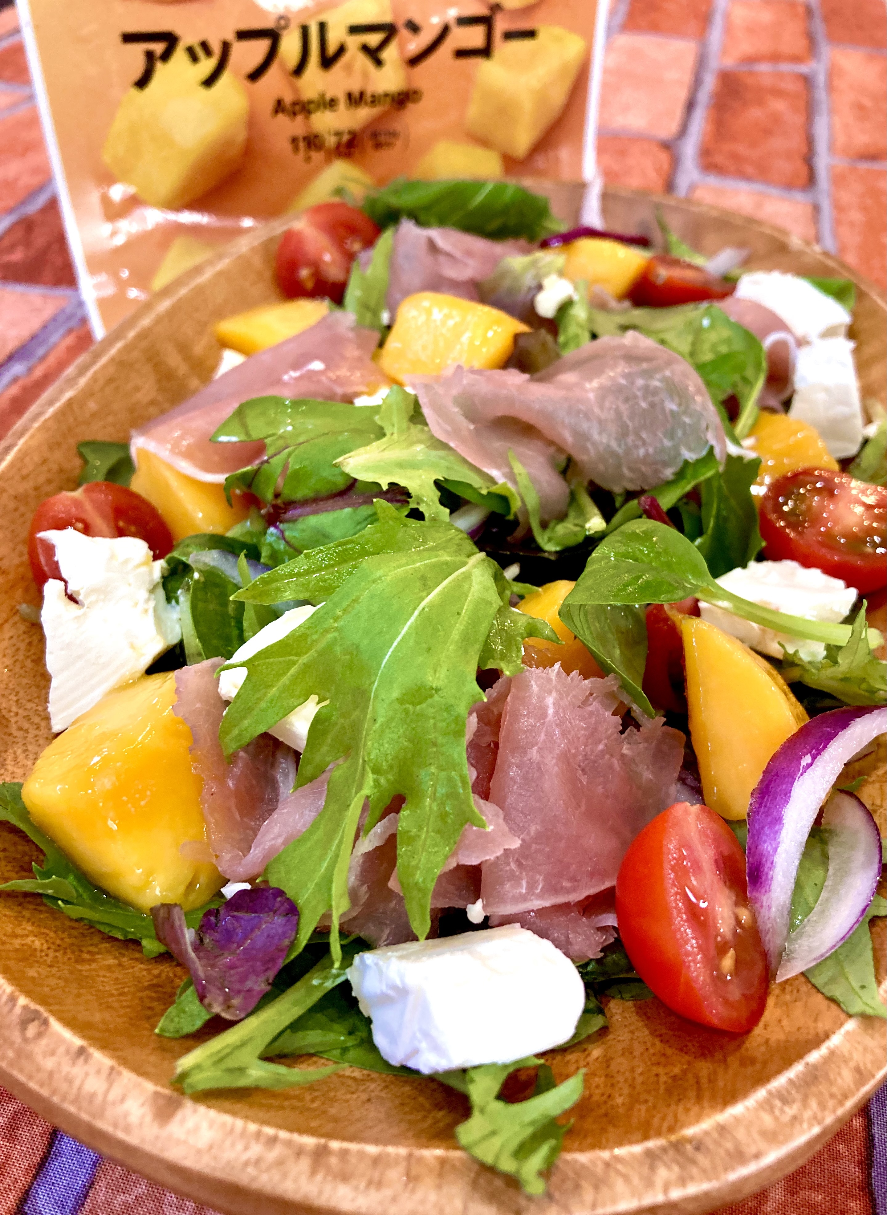 ゴロゴロマンゴーとチキンのフレンチサラダ