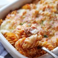 konoyo_no_tengoku9月29日 月 のおばんざい！ ◯トマトソース煮込みハンバーグのチーズ焼き 濃厚トマトソースで煮込んだ、てごねハンバーグ！チーズを乗せて更に旨し！ ◯牛肉入りきんぴら ちょっぴり贅沢なきんぴら！ お酒にあいますよ！ ◯高菜チャーシューマカロニ